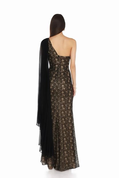 فستان سهرة أسود بكتف واحد وتفاصيل مكشكشة